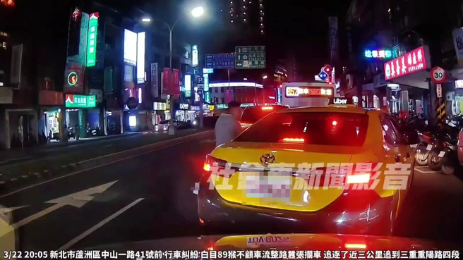 新北市蘆洲區中山一路昨22日晚間20時許，發生一起計程車與一部機車的行車糾紛。（翻攝社會事新聞影音）
