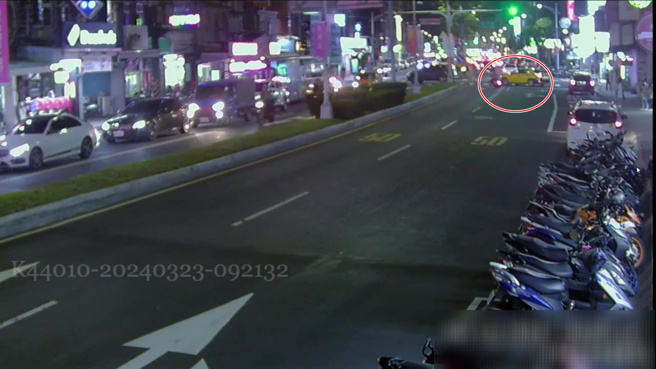 新北市蘆洲區中山一路昨22日晚間20時許，發生一起計程車與一部機車的行車糾紛。（翻攝畫面）