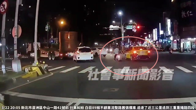 新北市蘆洲區中山一路昨22日晚間20時許，發生一起計程車與一部機車的行車糾紛。（翻攝社會事新聞影音）