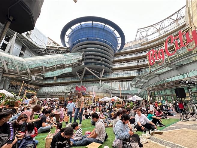 一年一度巨城野餐音乐节走绿色环保风，消费者自带器皿购买商品，即可免费获巨城美食抵用券。（巨城提供／王惠慧新竹传真）