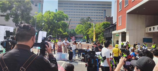 上百名民眾23日在立法院前面頂著太陽怒吼「退回道交修惡草案！」。（林良齊攝）。