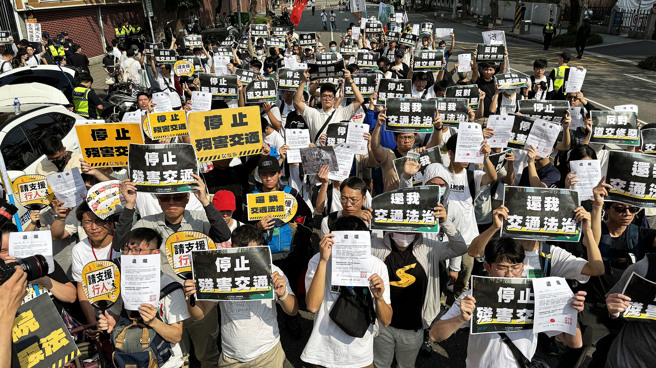 「行人零死亡推動聯盟」等路權團體23日在立法院外舉辦「抗議道交條例惡法」集會遊行活動，出席民眾高舉「停止殘害交通」、「還我交通法治」等標語，抗議政府放寬10項交通微罪不記點與不得檢舉措施是本末倒置。（姚志平攝）