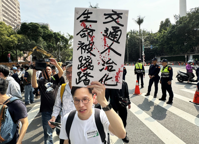 「行人零死亡推動聯盟」等路權團體23日在立法院外舉辦「抗議道交條例惡法」集會遊行活動，出席民眾高舉「交通人治化，生命被踐踏」標語，抗議交通部的微罪不記點、微罪不檢舉措施，罔顧人民的生命安全。（姚志平攝）