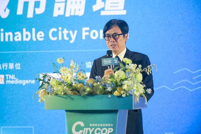 陳其邁市長於「城市氣候峰會(CITY COP)-永續城市論壇」致詞，強調高雄推動淨零轉型的決心及行動（圖片來源：高雄市環保局提供）