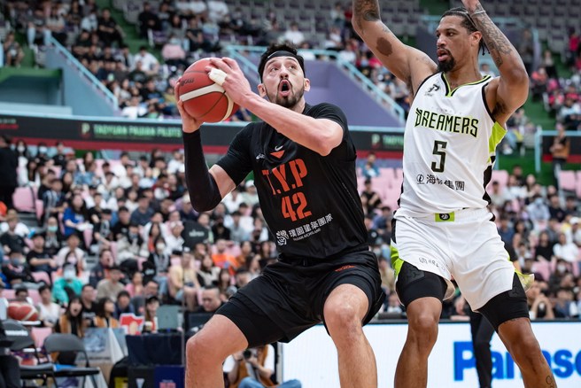 沃许本(左)带领领航猿完成27分逆转秀。(PLG提供)