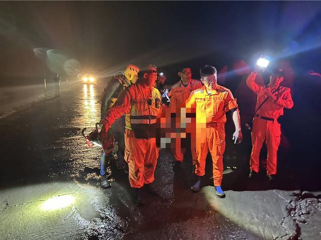 海巡署中部分署第三岸巡队利用 「环岛监控系统」发现该民眾的父亲俯卧在大城北段海堤前方距岸约2公里处沙滩，立即前往救援，将其送医。（第三岸巡队提供／张亦惠彰化传真）