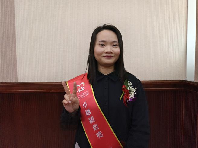 桃園市社會局大園家庭服務中心社工李萱懿23日獲得桃園市績優社工表揚，她曾處理無國籍兒少案件，小孩一直到7歲都還沒辦法返回母國，因為長期在機構，完全不知道爸爸、媽媽的意思，一直到寄養家庭才喊出「媽媽」2字。（賴佑維攝）
