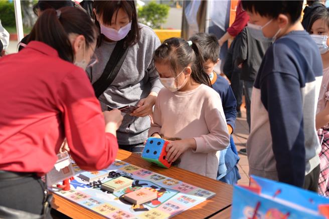 桃园市消防局配合台湾风俗民情，于爱买桃园店举办清明宣导活动，结合百货业者「买的开心 用的安心」的宗旨，将消防安全意识融入民眾祭祖扫墓的习惯，特别呼吁避免使用火源，以减少火灾风险。（消防提供）