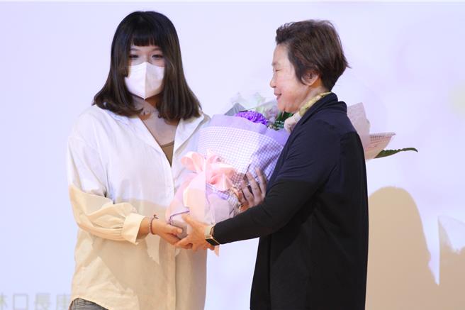 2024長庚追思大會受贈者代表饒女士（右）獻花給器捐家屬代表潘同學（左）。（賴佑維攝）