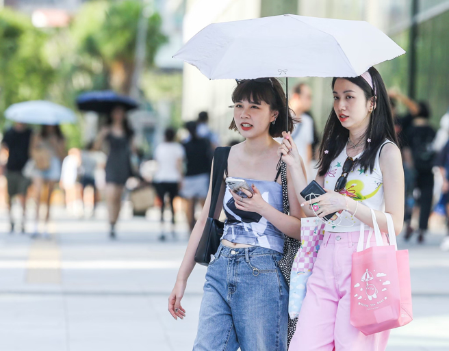 氣象署針對6縣市發布高溫黃燈警戒，其中嘉義市恐飆破36度。(示意圖／粘耿豪攝)