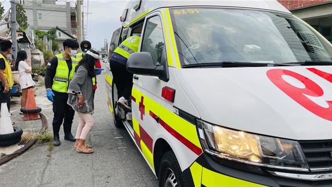 巫姓女子遭铁条敲击头部，暂以白毛巾包裹止血，意识清楚，由救护车送医治疗。（萧嘉蕙摄）