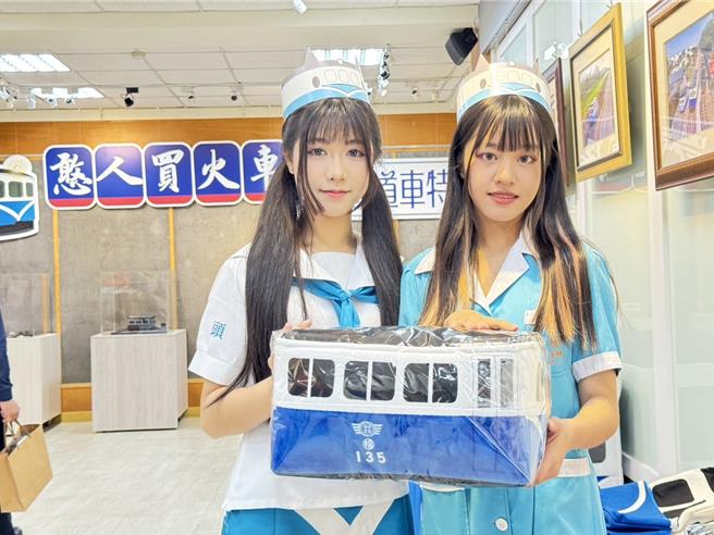 屏東大學文創系教授葉晉嘉長年投入鐵路相關研究，與彰化福井鐵道文物館長陳朝強進行多項合作，當中鐵道少女「小巡」意外引爆焦點。（讀者提供／謝佳潾屏東傳真）
