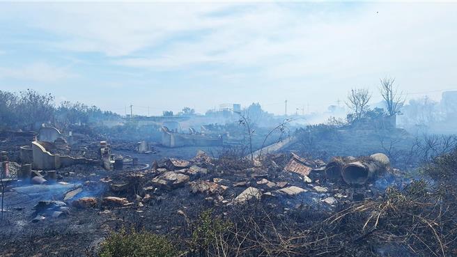 嘉义县消防局23日至下午5点接获公墓火警案件多达23件，东石乡港墘公墓部分区域成焦土。（取自「东石之美」脸书社团∕ 吕妍庭嘉义传真）