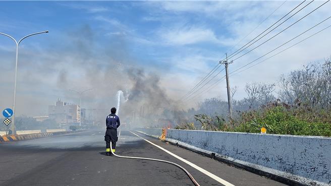 东石乡港墘公墓火警今死灰復燃，大量浓烟随风飘扬，已影响168线人车往来安全。（取自「东石之美」脸书社团∕ 吕妍庭嘉义传真）