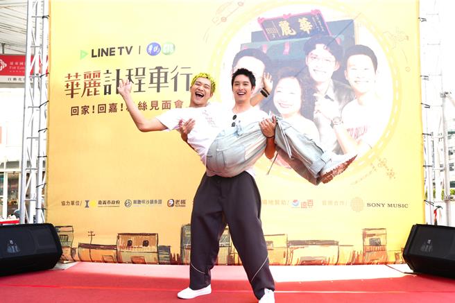 曹佑寧給黃冠智公主抱。（Linetv提供）