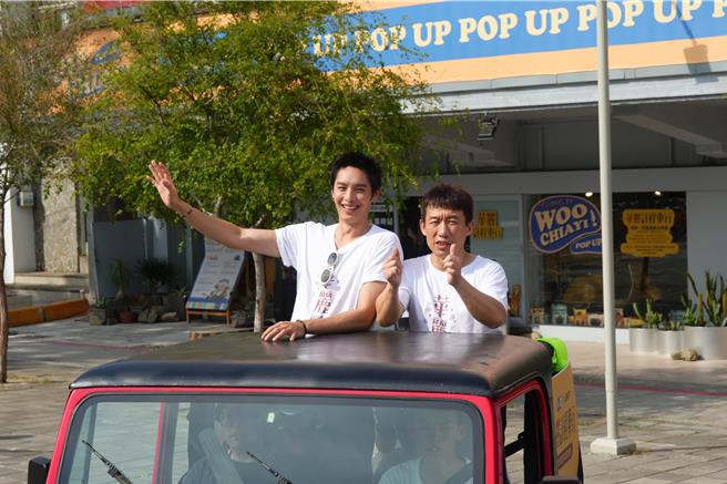 曹佑寧（左）和郭子乾坐吉普車車掃。（Linetv提供）