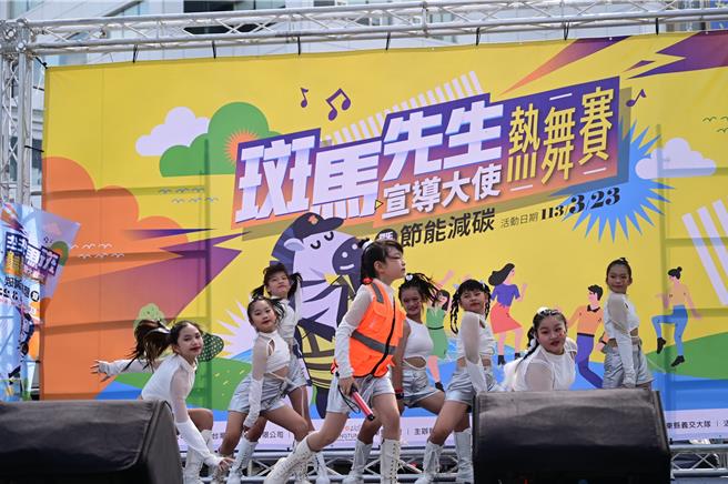 屏東縣綠色生活協進會23日協同屏東縣義交大隊舉辦首屆「斑馬先生宣導大使熱舞賽」，將引導交通手勢的動作融入舞蹈中。（讀者提供／謝佳潾屏東傳真）