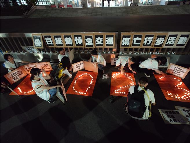高雄市行人路权促进会抗议交通部「微罪不举」政策，率眾前往高雄市政府前用蜡烛排出3023字样，象徵去年因交通事故死亡人数，呼吁政府重视交通安全。（任义宇摄）