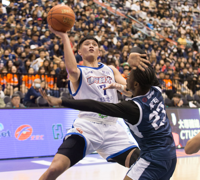 健行科大蔡宸綱（左）全場貢獻14分、16籃板。（杜宜諳攝）