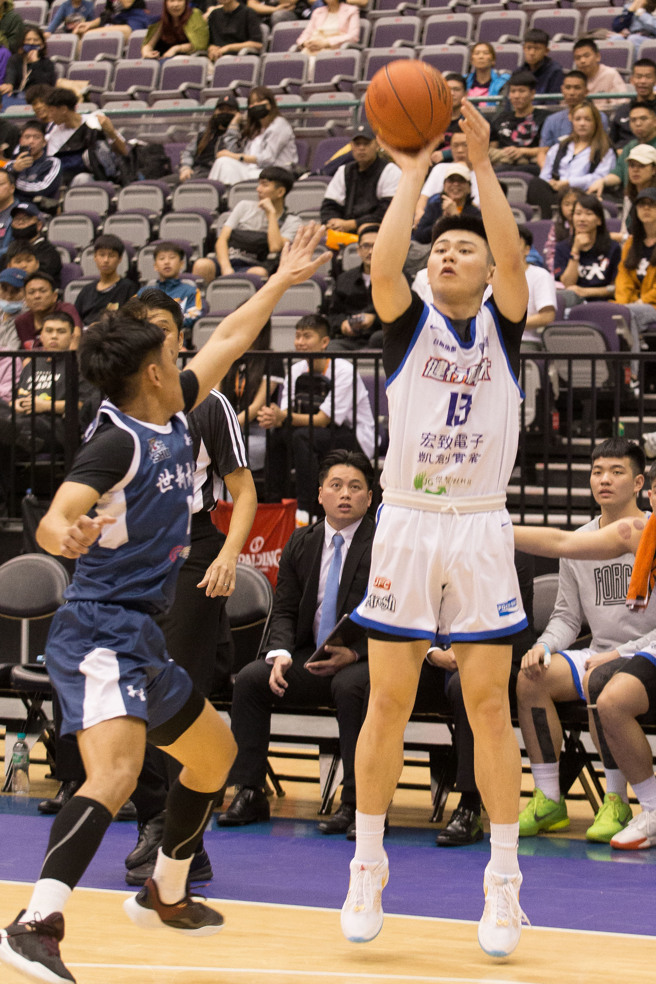 健行科大劉丞勳（右）貢獻21分、6助攻。（杜宜諳攝）