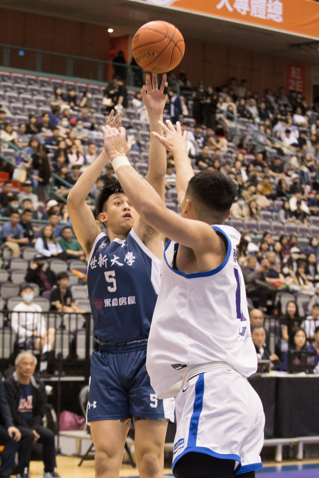 世新大學陳將双（左）投進全隊最高的18分、傳出6助攻。（杜宜諳攝）