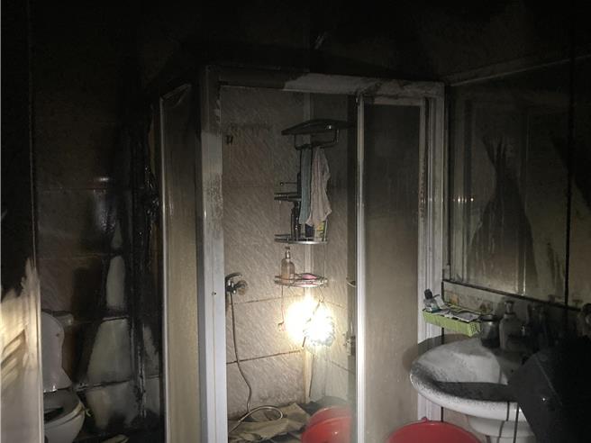 南投縣埔里鎮1處民宅，疑因屋主在浴室使用電動牙刷充電，23日下午引發火警，所幸未釀成重大災情及人員受傷。（南投消防提供／王煌忠南投傳真）