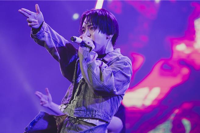 KEY卖力唱跳到内搭T恤全湿透。（宽宽整合行销提供）