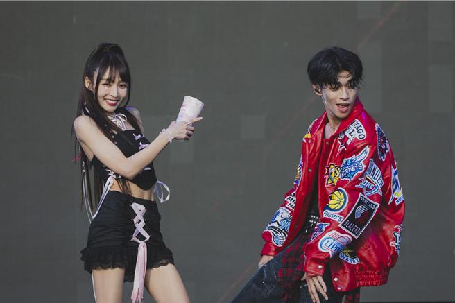 「U：NUS」蔡承祐(右)跟林襄搭檔熱舞。（寬寬整合行銷提供）