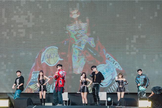 「U：NUS」、林襄、李芷霖、張雅涵搭檔熱舞。（寬寬整合行銷提供）