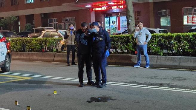 桃園警分局23日晚間有嫌犯到景福派出所持鎮暴槍開槍後逃逸，警方發布攔截圍捕，追緝中雙方爆發槍戰，員警總共開12槍，1名員警左肩中彈。（賴佑維攝）