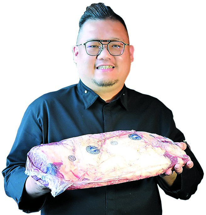 「繞著地球搜肉」的米其林一星〈A CUT 牛排館〉行政總主廚凌維廉，找到香港、新加坡高檔牛排餐廳使用的「44Farms美國德州純種黑安格斯牛」，以之烤製牛排以饗頂級饕客。圖／姚舜