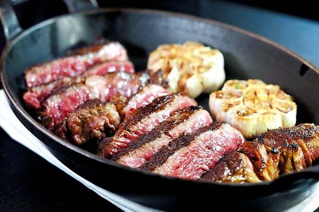 米其林一星〈A CUT 牛排館〉新品〈44Farms美國德州純種黑安格斯牛肋眼牛排〉，是許多外國資深牛排老饕眼中的極品。圖／姚舜