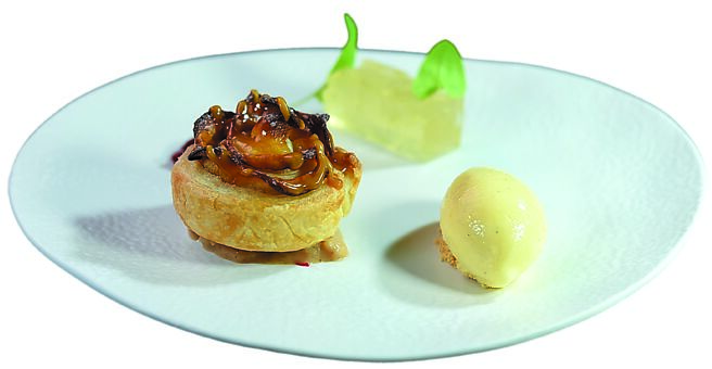 搭配香草冰淇淋一起呈現的玫瑰造型〈蘋果派〉，兼有清脆的蘋果口感、濃郁的肉桂香，以及酸香的覆盆莓果韻致。圖／姚舜