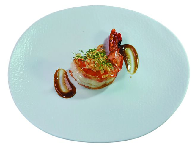 〈海虎蝦〉是以新鮮海虎蝦煎烤，肉質Q彈、緊實中帶有細嫩口感，以青梅醬提味，搭配米香增加口感。圖／姚舜