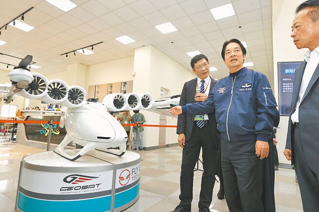 准总统赖清德（右二）22日到位于嘉义县的亚洲无人机AI创新应用研发中心参访，并与业者交流，现场展示「豺狼（Jackal）无人机」，有大陆制马达。（总统府提供）