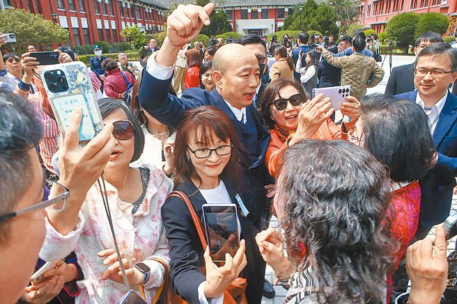 針對上周質詢權風波，民進黨立院黨團22日甲級動員防缺席，但卻被發現7位綠委放棄口頭質詢改書面質詢。圖為國民黨全國婦女團體領袖22日到立法院參訪，立法院長韓國瑜（中後）被爭相索取合照。（鄧博仁攝）