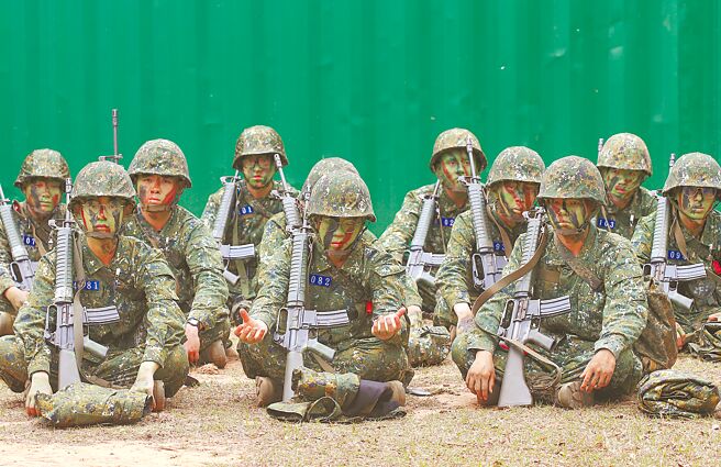 軍中傳出有1年期役男探視時，竟有民代要求幹部放行抽菸。圖為役男示意圖與新聞事件無關。（本報資料照片）