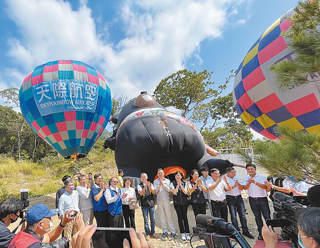 南投县政府斥资5.22亿元在草屯镇打造「九九峰氦气球乐园」，县府日前邀民航局、军方等开会，陆军航空第602旅初步同意开放空域。（杨静茹摄）