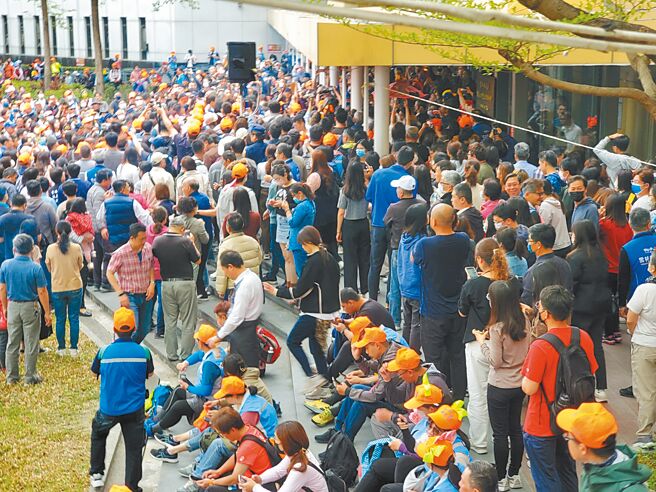 白沙屯媽祖鑾轎22日進入雲林縣府大廳轉一圈就出去，停駕在戶外迴廊，大批民眾聞風而至，擠得水洩不通。（周麗蘭攝）