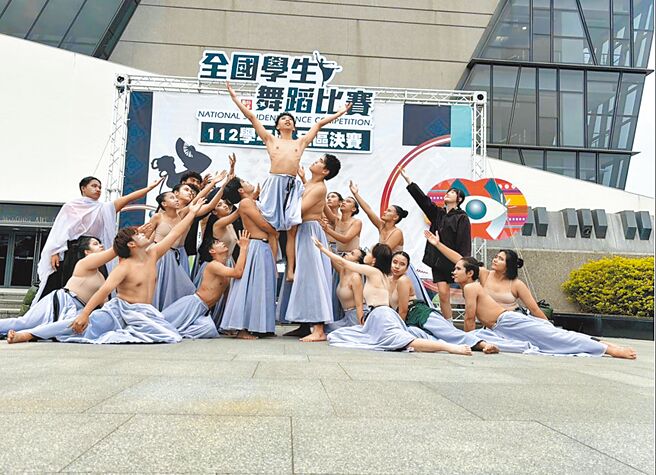 不具舞蹈專長的國立台東高中原住民藝能班學生，以舞碼「靈沫」勇奪高中現代舞全國第1名。（國立台東高中提供／蔡旻妤台東傳真）