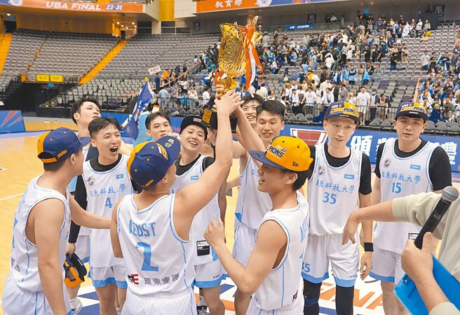 亞東科大球員圍在場中慶祝奪下一般組男生組冠軍。（大專體總提供）