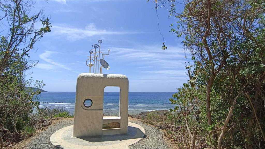 大鵬灣國家風景區管理處近期透過藝術營造計畫在小琉球打造「琉行之道」，全長2公里的步道有13組大小不一的裝置藝術，不僅訴說著地方故事，還成為遊客打卡新熱點。（謝佳潾攝）