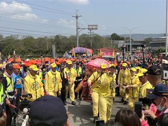 數十名黑衣人跪求賜福 白沙屯媽祖「繞道離開」廟方曝原因