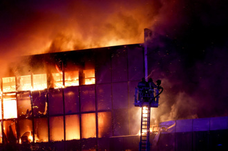 莫斯科恐攻》IS公開90秒犯案片 遺體遍地 男遭反覆割喉噴血