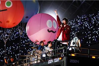 五月天9度登高雄世運開唱 25萬人搶看「中年大叔蹦跳」