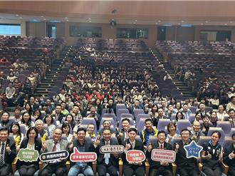 侯友宜突現身表揚大會 笑稱40年前曾拿優秀青年獎