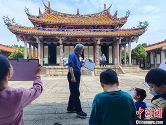 大陸人看台灣》一堂台北孔廟內的古建寫生課