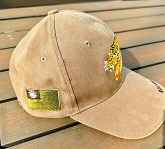 軍帽國旗變黑天綠 藍酸綠色奇蹟