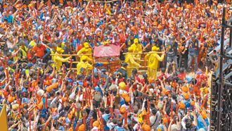 白沙屯妈抵朝天宫 信眾挤爆北港闹区