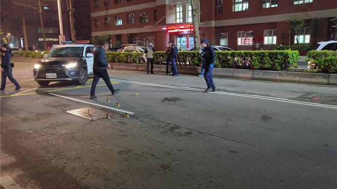 桃園警分局23日晚間有嫌犯到景福派出所持鎮暴槍開槍後逃逸，警方發布攔截圍捕，追緝中雙方爆發槍戰，員警總共開12槍，1名員警左肩中彈。（賴佑維攝）